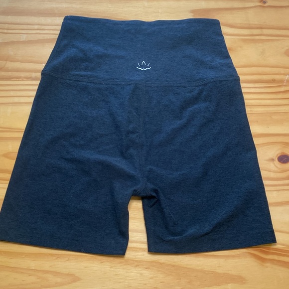 Beyond Yoga Keep Pace 5” Bike Short - Picture 2 of 3